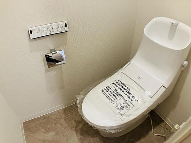 トイレには快適な温水洗浄便座付き◆お気に入りのカバーをかけて快適空間に♪