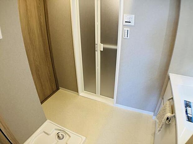 浴室からもキッチン側からも出入りができ、回遊性の高い洗面室です。