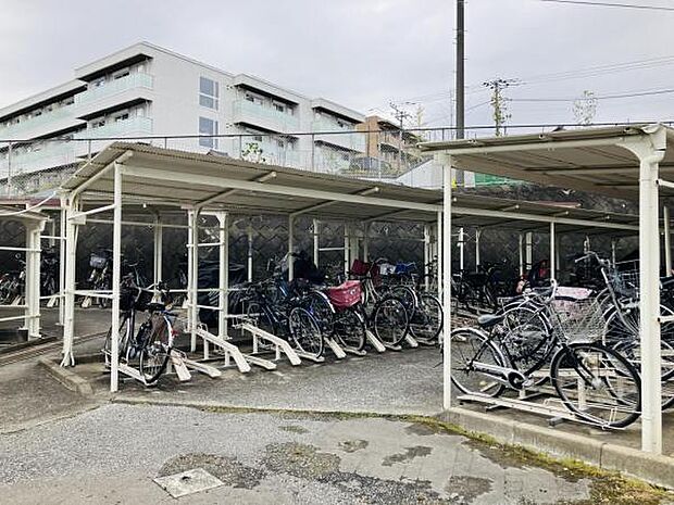 屋根付き駐輪場で雨の日も安心です。