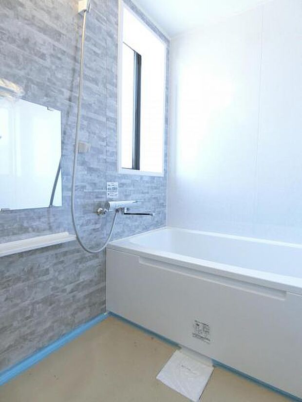 浴室には窓があるので、明るく空気の入れ替えができカビも生えにく衛生的です。