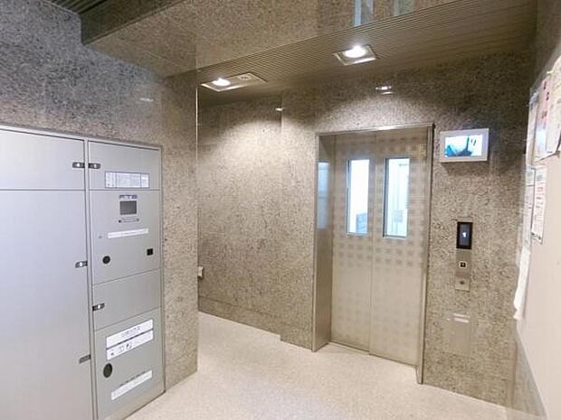 エレベーターホールは照明が明るく、エレベーター内を見ることができるモニターもあるので安心できます。