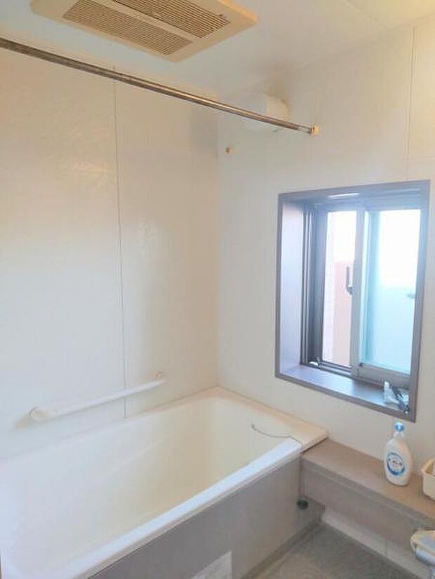窓のある明るいバスルーム 便利な浴室乾燥機付き