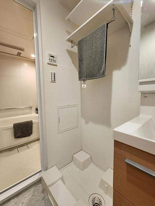 防水パン付き室内洗濯機置き場、上部棚設置