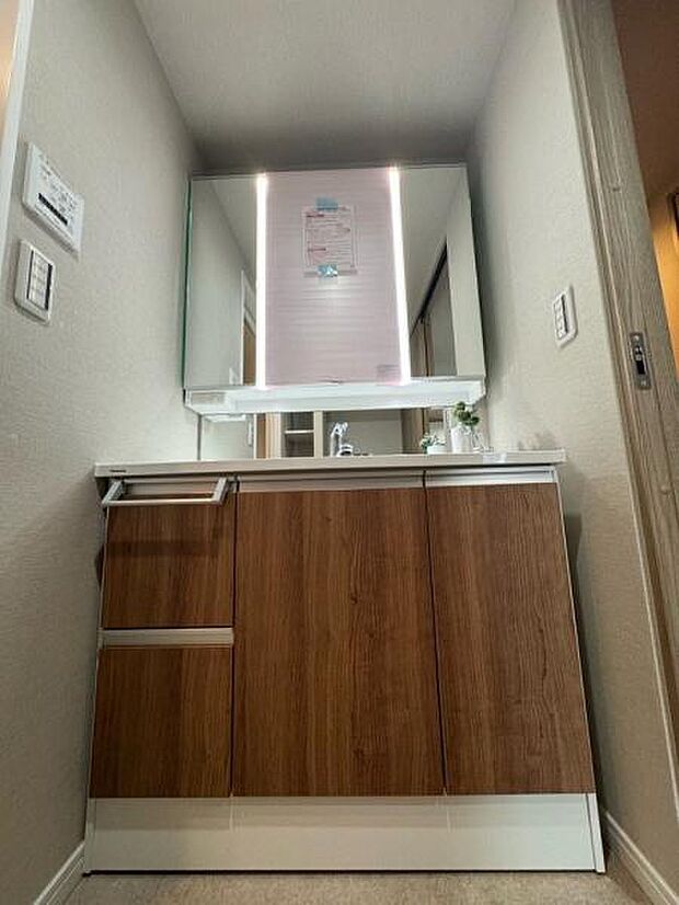 新規洗面化粧台は三面鏡ワイドタイプで収納も充実しております