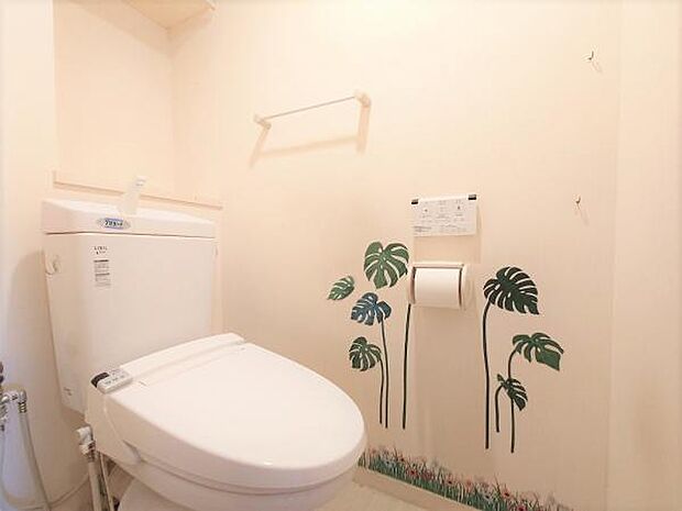 洗浄便座のトイレ壁に優しいデザインが描かれています