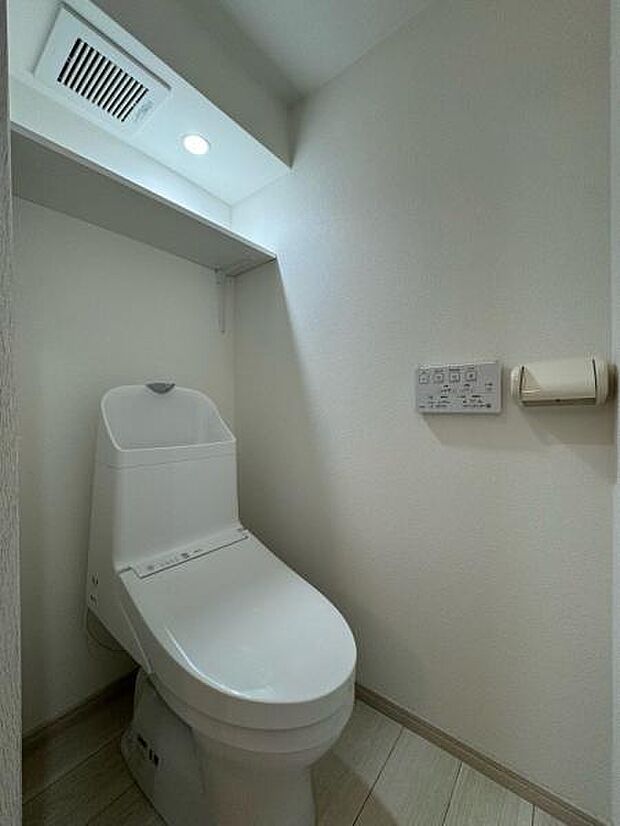 新規ウォシュレット付きトイレ。上部に棚あります