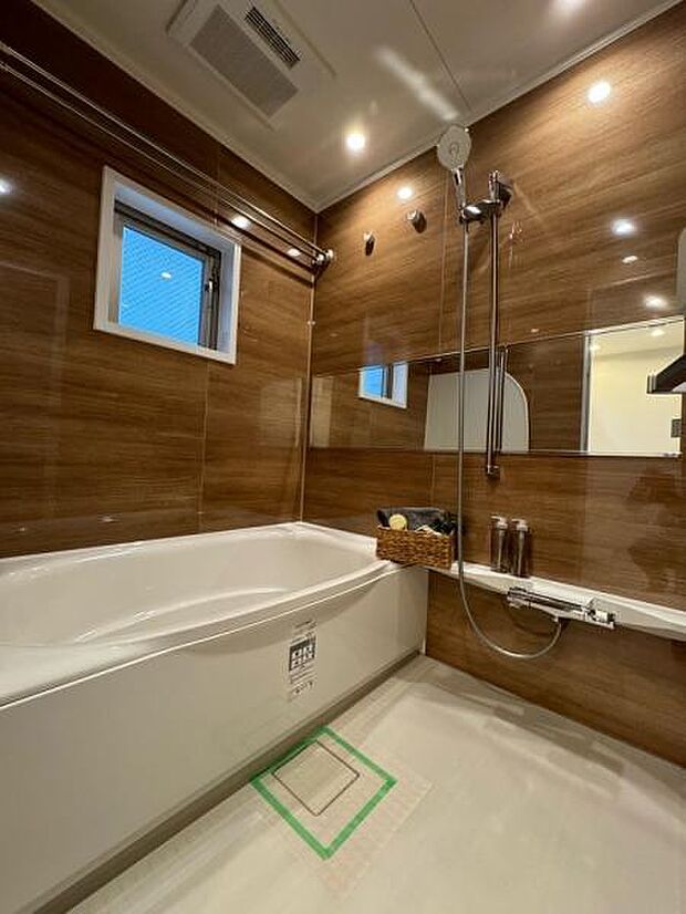 新規ユニットバスには浴室乾燥機、追い炊き機能あります。浴室に窓もあります