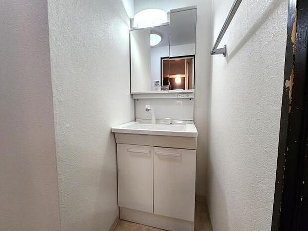 洗面室は白を基調にしており、清潔感が漂います