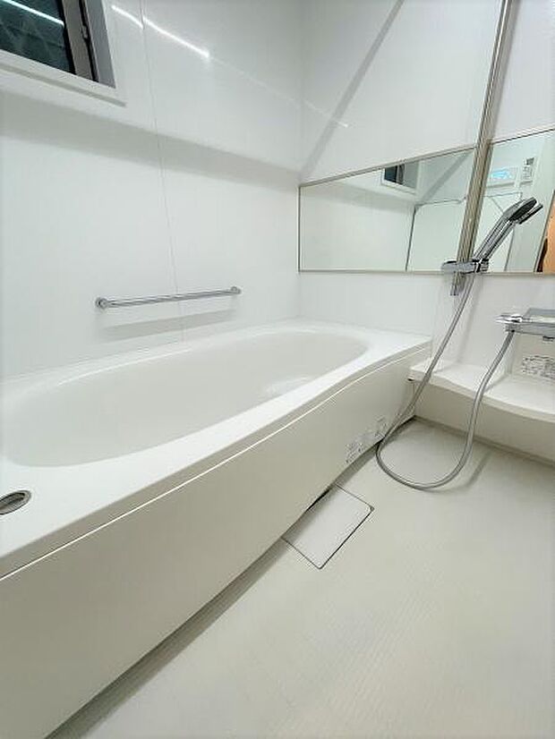 浴室はゆっくりとくつろげる1616サイズ。浴室暖房乾燥機は湿気を排しカビ防止に大活躍。