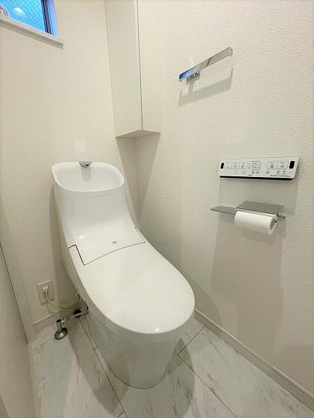 なめらかフォルムのシャワートイレ。1階・3階にあるため就寝時にも便利です。