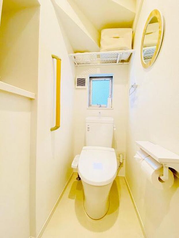《1階トイレ》快適な温水洗浄便座つき。 窓付きで採光や換気面にも考慮されています。