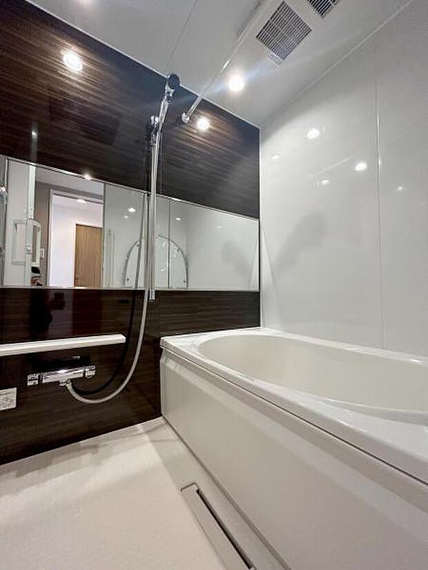 浴室乾燥機完備のバスルーム、一日の疲れを癒す空間