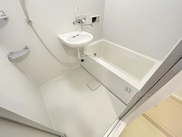 白を基調とした清潔感あるバスルームです。 