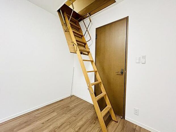 こちらのお部屋には小屋裏収納の階段がございます。