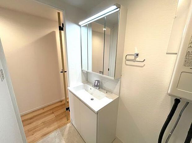 シャワー付きの便利な洗面台です。3面鏡裏は収納になっております♪ 