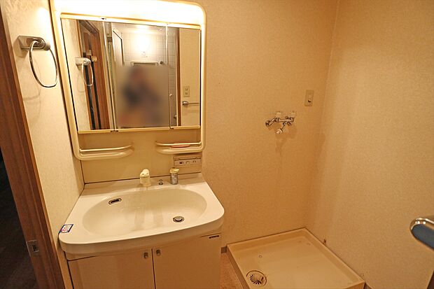 洗面室［2024年3月11日撮影］三面鏡、引き出し、収納が豊富です。