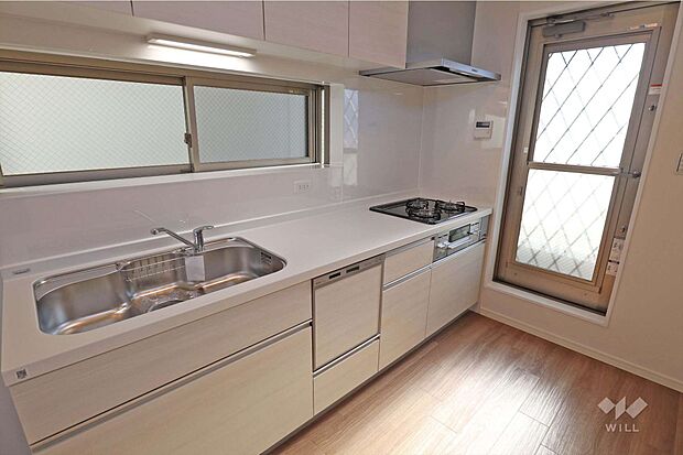キッチン。2023年12月新調済みです。食洗器付き。吊戸棚など、収納も充実しています。