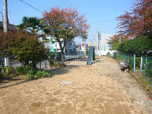 敷地に隣接して小さな公園があります。