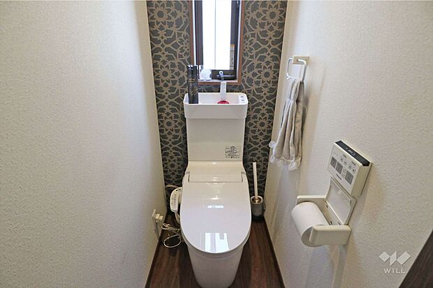 トイレ［2024年3月29日撮影］2階トイレ。清潔感のあるおしゃれな壁紙です！