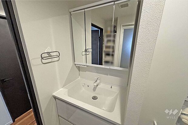 洗面室［2024年4月11日撮影］洗面台は3面タイプになっており、鏡の裏に十分な収納スペースがございます。白とグレーの綺麗な洗面台で朝のみ自宅も気持ちよく行えますね。