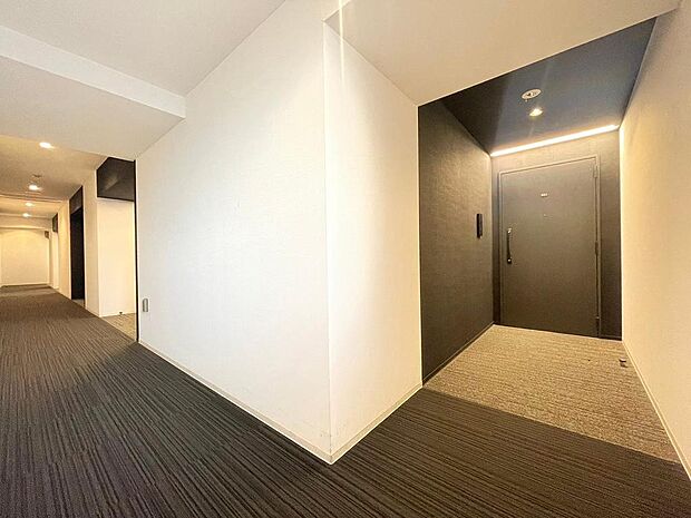 ホテルライクな内廊下採用マンション。空調が効いておりカーペット敷きになって高級感を演出しています。快適に自分の部屋まで移動できます。