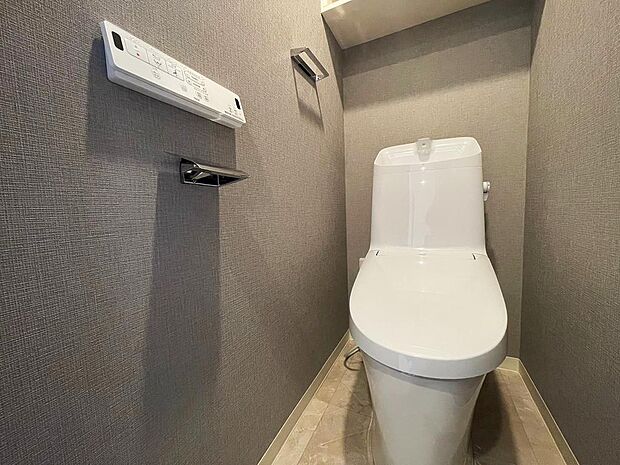 ウォシュレット、暖房便座機能付のトイレは、お手入れもしやすい一体型。ちょっとしたものを収納するのに便利なトイレ内収納もあります。