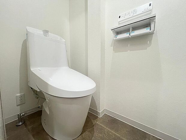 ウォシュレット付きトイレは、お手入れもしやすい一体型。ちょっとしたものを収納するのに便利なトイレ内収納もあります。