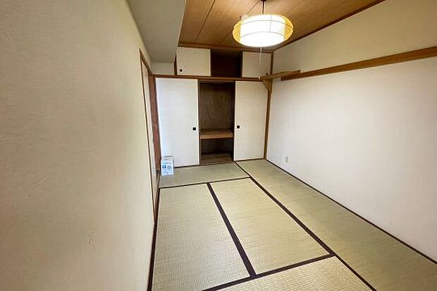こちらはお部屋の北側の和室、リビングと間続きで襖を開けると明るいです
