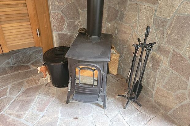 リビングにある暖炉、周囲が石張りで雰囲気もあり安心の仕様です