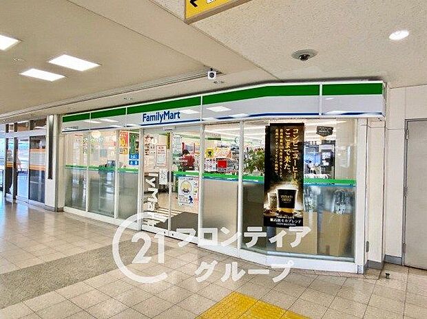 コンビニ ファミリーマート　近鉄大和高田駅店 450m