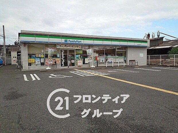 コンビニ ファミリーマート　桜井安部木店 450m