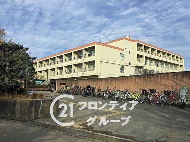 奈良市立東登美ケ丘小学校徒歩13分。 1010m