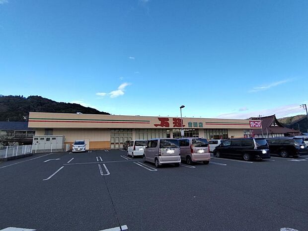 万惣吉田店様まで約270ｍ（徒歩3分）です。スーパーマーケットが徒歩圏内はとても便利ですね。