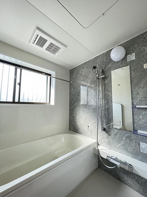 【リフォーム後写真】浴室はハウステック製の新品のユニットバスに交換しました。浴槽には滑り止めの凹凸があり、床は濡れた状態でも滑りにくい加工がされている安心設計です。