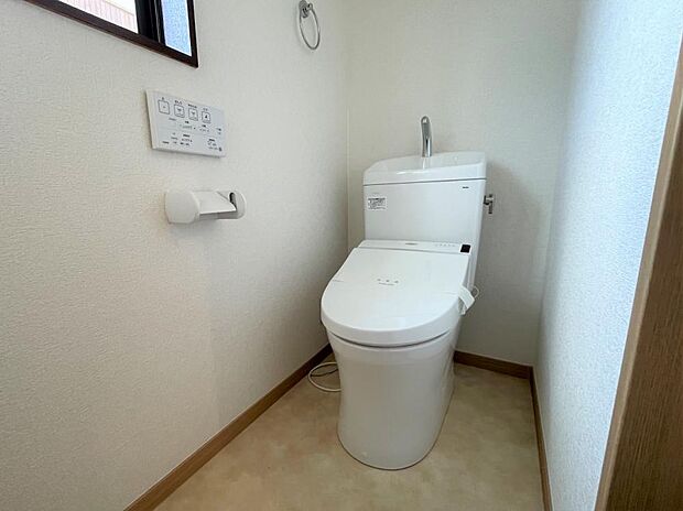【リフォーム後写真】2階のトイレはクリーニングを行いました。2階にもトイレがあれば、同じタイミングでトイレに行きたくなっても待つ必要はありませんね。
