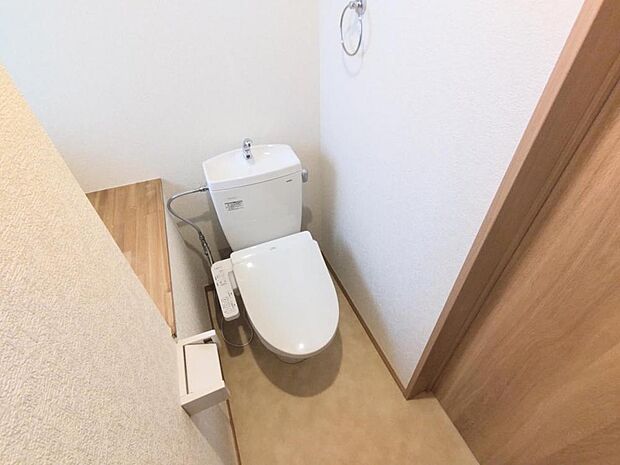 【リフォーム後写真】1階のトイレはLIXIL製の温水洗浄機能付きに新品交換しました。キズや汚れが付きにくい加工が施してあるのでお手入れが簡単です。直接肌に触れるトイレは新品が嬉しいですよね。