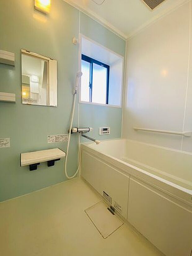 グリーンのパネルでおしゃれにコーディネートしたバスルーム♪鏡やカウンターを設け、使い勝手が良いお風呂です！
