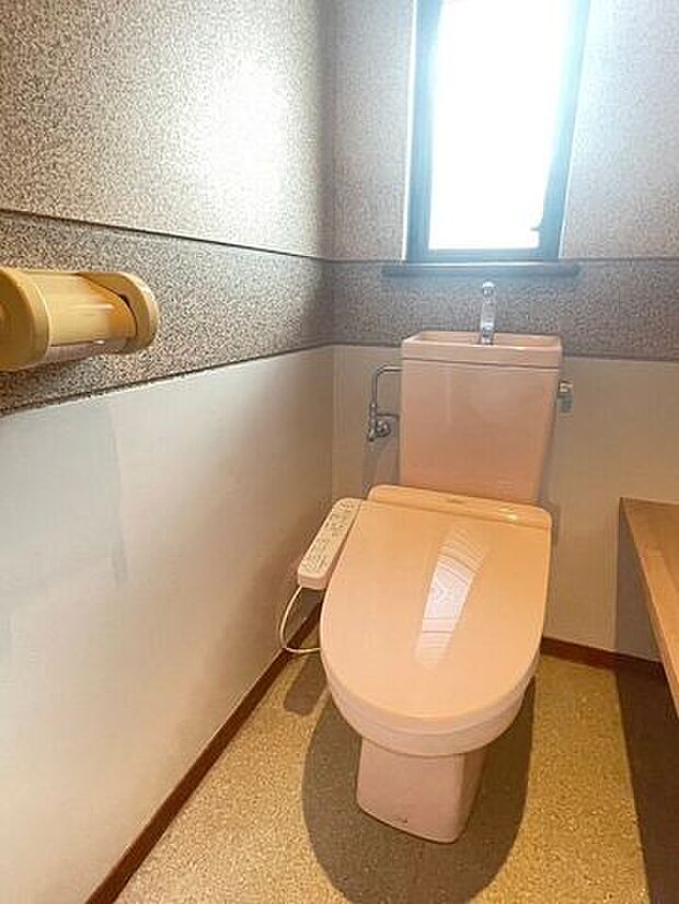 窓から光が入る明るいトイレです。