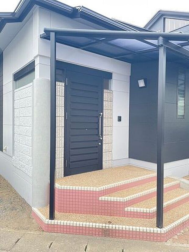 玄関アプローチの色や形もこだわって設計されたお家です
