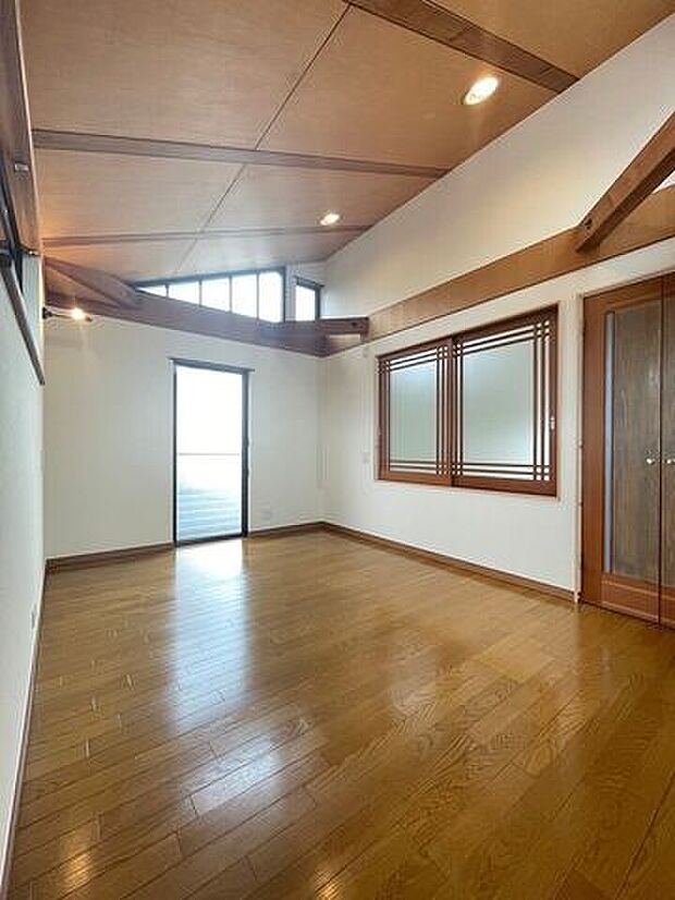 窓を開けると1階の和室、このお家の中でも特別な空間です。