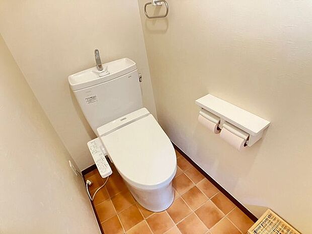 トイレは明るい色で揃えて圧迫感を感じにくい設計です！