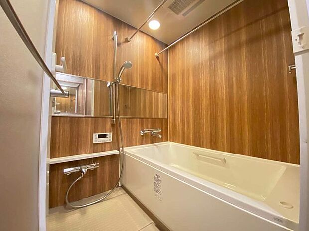 木目調で落ち着いた雰囲気の浴室！ゆったりとくつろぐことができます！