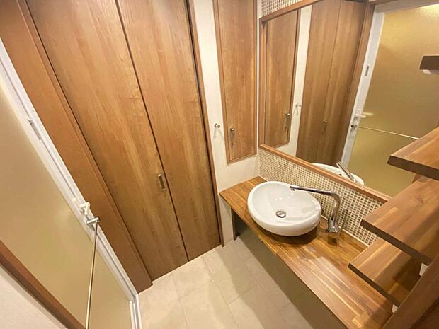 洗濯機置き場は扉付き収納の中にあり、洗面所はいつでもすっきり！上部には可動棚もあり大変便利です！