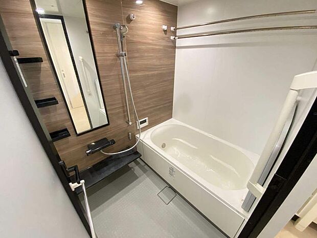 アクセントパネルを使用したスタイリッシュな浴室！