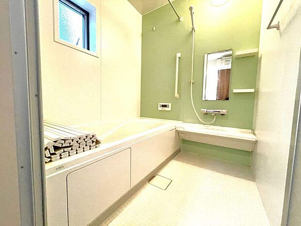 一日の疲れを癒してくれる浴室。グリーンのアクセントクロスが目を引くおしゃれな空間です！