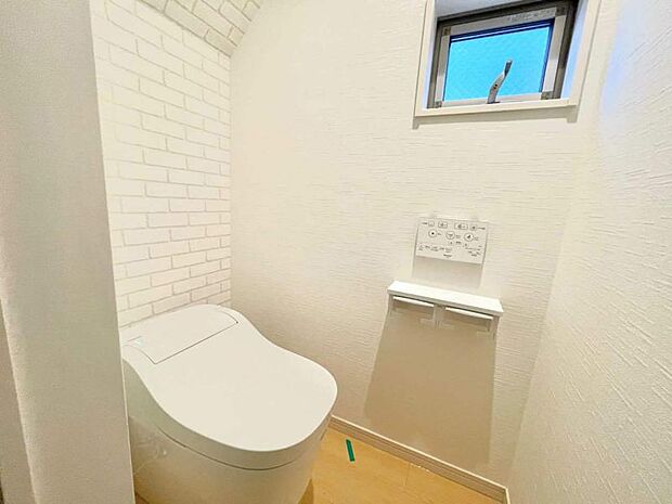 スッキリとしたタンクレストイレ。小窓付きで換気も楽々。