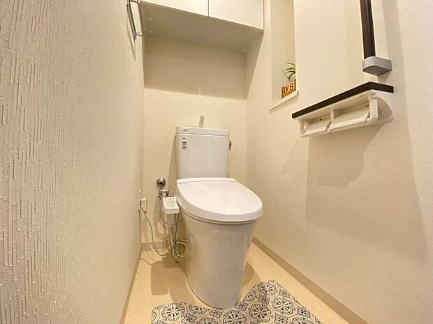 清潔感溢れるトイレ。小物を置いたりと自分だけの安らぎの空間に。