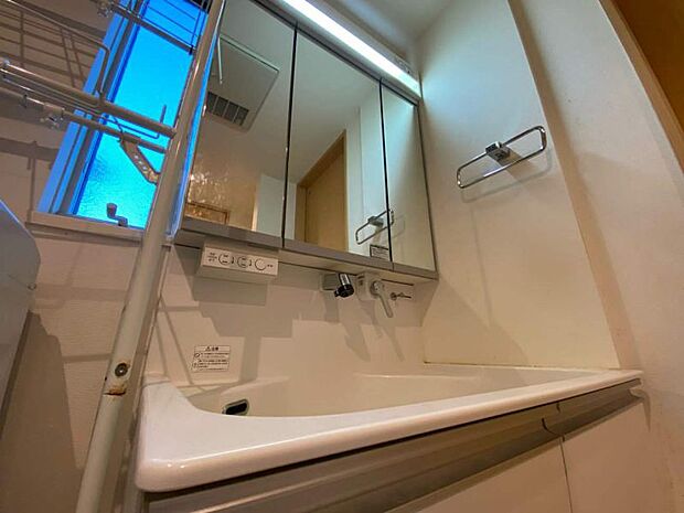 ゆとりの洗面スペースで朝の身支度も快適スムーズに。鏡の裏の収納もたっぷり確保されています！