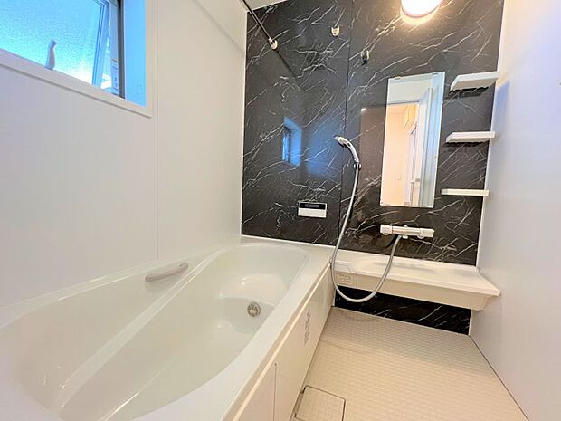 浴室には窓がある為、換気がしやすく快適！清潔感溢れる空間で癒しのバスタイムを。