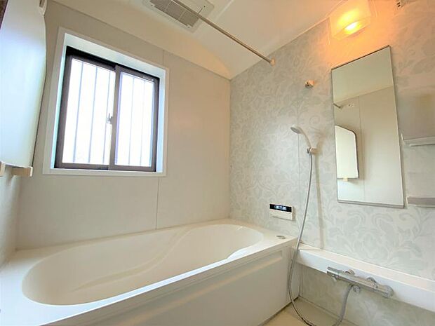 清潔感溢れる浴室。窓もある為換気がしやすく快適ですね！